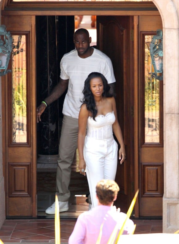 LeBron James avait de petits yeux au lendemain de son mariage en compagnie de son épouse Savannah à la sortie de leur hôtel Grand Del Mar à San Diego, le 15 septembre 2013
