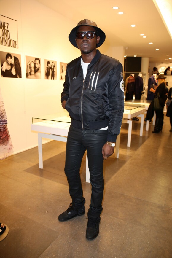 Theophilus London chez Colette lors de la Vogue Fashion Night Out 2013, lance sa LVRS Flight Jacket pour Surface to Air. Paris, le 17 septembre 2013.