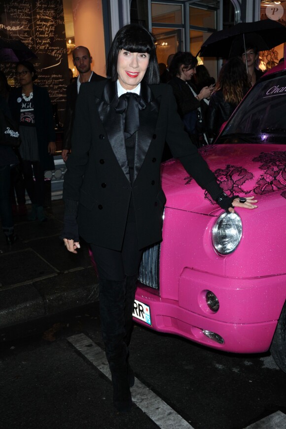 Chantal Thomass à l'entrée de sa boutique lors de la Vogue Fashion Night Out 2013. Paris, le 17 septembre 2013.