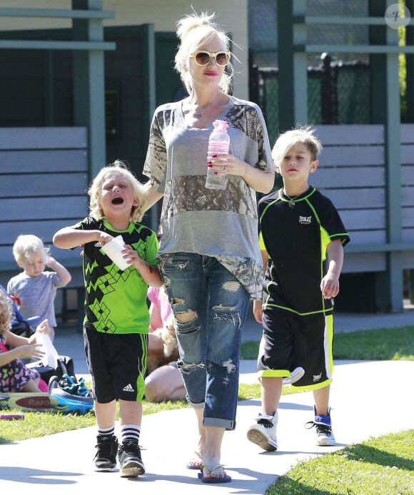 Gwen Stefani, enceinte, en compagnie de ses enfants Kingston et Zuma dans un parc à Santa Monica, le 15 septembre 2013.