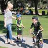 Gwen Stefani, enceinte, avec ses enfants Kingston et Zuma dans un parc à Santa Monica, le 15 septembre 2013.