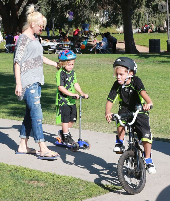 Gwen Stefani, enceinte, avec ses enfants Kingston et Zuma dans un parc à Santa Monica, le 15 septembre 2013.