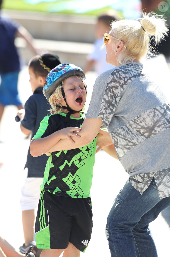 Gwen Stefani, enceinte, avec ses enfants Kingston et Zuma dans un parc à Santa Monica, le 15 septembre 2013. La chanteuse console son petit dernier blessé à la lèvre après une mauvaise chute.