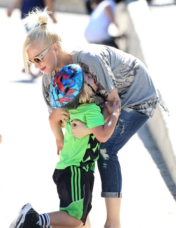 Gwen Stefani, enceinte, avec ses enfants Kingston et Zuma dans un parc à Santa Monica, le 15 septembre 2013. La chanteuse console son petit dernier blessé à la lèvre après une mauvaise chute.