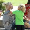 Gwen Stefani, enceinte, avec ses enfants Kingston et Zuma dans un parc à Santa Monica, le 15 septembre 2013.