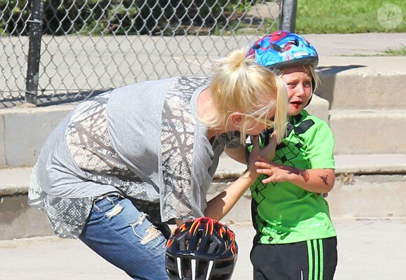 Gwen Stefani, enceinte, avec ses enfants Kingston et Zuma dans un parc à Santa Monica, le 15 septembre 2013. La chanteuse console son petit dernier, blessé à la lèvre après une mauvaise chute.