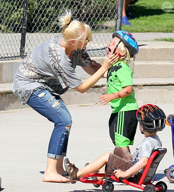 Gwen Stefani, enceinte, et ses fils Kingston et Zuma dans un parc à Santa Monica, le 15 septembre 2013.