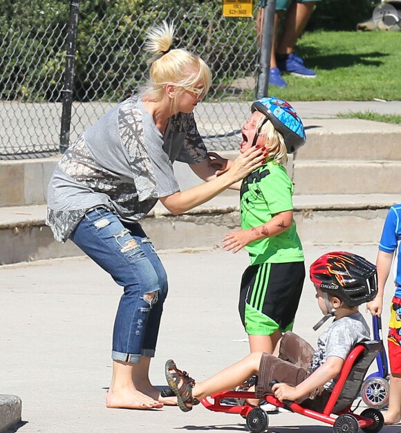 Gwen Stefani, enceinte, avec ses enfants Kingston et Zuma dans un parc à Santa Monica, le 15 septembre 2013. La chanteuse console son petit dernier blessé à la lèvre après une mauvaise chute.