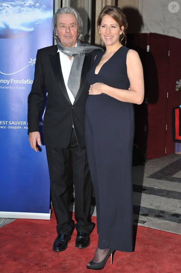 Maud Fontenoy, enceinte, recevait Alain Delon lors de son gala annuel en l'honneur de sa fondation, à Paris le mardi 9 avril 2013.