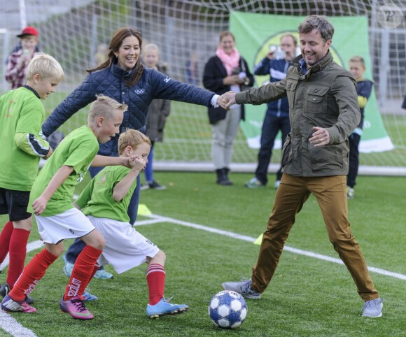 La princesse Mary de Danemark, soutenue par son mari le prince Frederik, lançait le 17 septembre 2013 au club du FC Bagsverd, à Copenhague, l'opération KlubFidusen soutenue par sa fondation, en faveur du bien-être des enfants dans les clubs de football.