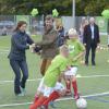 La princesse Mary de Danemark, main dans la main avec son mari le prince héritier Frederik, lançait le 17 septembre 2013 au club du FC Bagsverd, à Copenhague, l'opération KlubFidusen soutenue par sa fondation, en faveur du bien-être des enfants dans les clubs de football.
