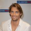 Camille Lacourt, charmeur lors d'une session autographes pour les 10 ans de la collection homme de chez Clarins, au Printemps Haussmann à Paris, le 19 septembre 2013
