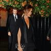 Victoria Beckham, entièrement habillée en Victoria Beckham avec un ensemble de la collection automne-hiver 2013, une pochette de la collection printemps-été 2014, quitte avec son mari David, l'Apsley House après la soirée du Global Fund and British Fashion Council. Aux pieds, la créatrice de mode porte des souliers Manolo Blahnik. Londres, le 16 septembre 2013.