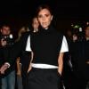 Victoria Beckham arrive au restaurant Balthazar à Londres pour un dîner organisé par Vogue, entièrement vêtue en Victoria Beckham (collection printemps-été 2014) et chaussée en Manolo Blahnik. Le 15 septembre 2013.