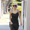 Rita Ora, tout de noir vêtue à Los Angeles avec un pantalon en cuir Balmain. Le 18 septembre 2013.