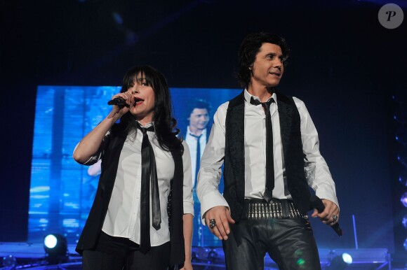 La chanteuse Lio et Jean Luc Lahaye sur la scène de la tournée "Stars 80" au Zénith de Paris, le 12 avril 2013.