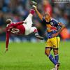Thierry Henry fait tomber Wayne Rooney