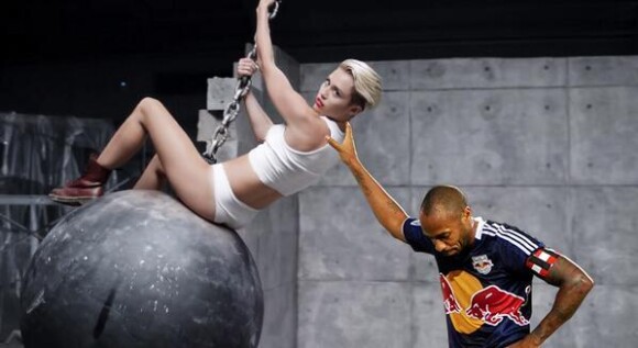 Thierry Henry et Miley Cyrus font de la balançoire