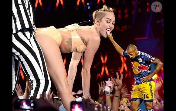 Thierry Henry et la langue de Miley Cyrus