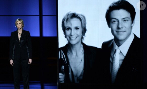 Jane Lynch rend hommage à Cory Monteith lors des Emmy Awards à Los Angeles, le 22 septembre 2013.