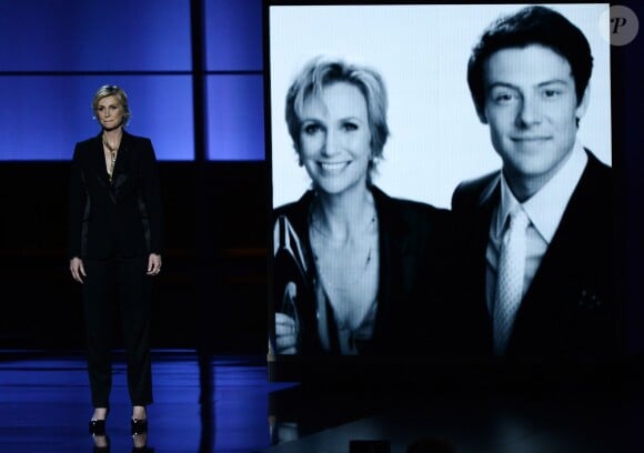 Jane Lynch rend hommage à Cory Monteith lors des Emmy Awards à Los Angeles, le 22 septembre 2013.