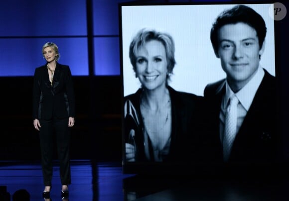 Jane Lynch rend hommage à Cory Monteith lors des Emmy Awards à Los Angeles, le 22 septembre 2013.
