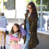 Katie Holmes étrangement lookée et sa fille et princesse Suri Cruise à la sortie d'un salon de manucure à New York le 22 septembre 2013.