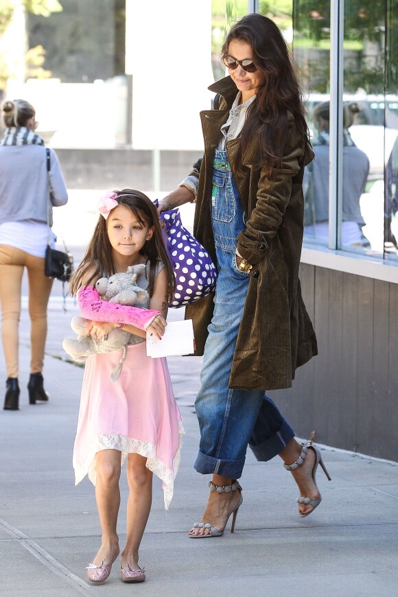 Katie Holmes étrangement lookée et sa fille et princesse Suri Cruise à la sortie d'un salon de manucure à New York le 22 septembre 2013.