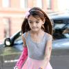 Suri Cruise montre ses tatouages avec sa mère Katie Holmes à la sortie d'un salon de manucure à New York le 22 septembre 2013.