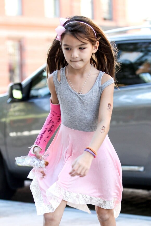 Suri Cruise montre ses tatouages avec sa mère Katie Holmes à la sortie d'un salon de manucure à New York le 22 septembre 2013.