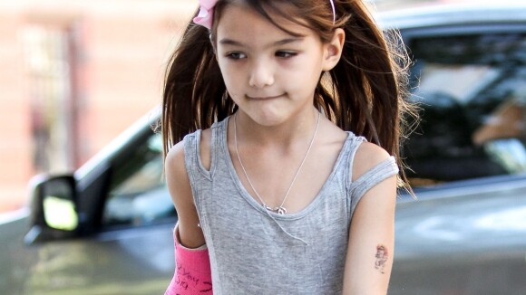 Suri Cruise : Une petite princesse blessée et tatouée au côté de Katie Holmes