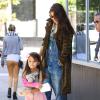 Katie Holmes et sa fille Suri Cruise lookée en princesse à la sortie d'un salon de manucure à New York le 22 septembre 2013.