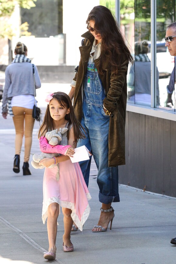 Katie Holmes et sa fille Suri Cruise lookée en princesse à la sortie d'un salon de manucure à New York le 22 septembre 2013.