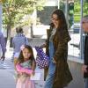 Katie Holmes et sa fille Suri Cruise à la sortie d'un salon de manucure à New York le 22 septembre 2013.