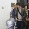 Claire Danes avec son mari Hugh Dancy et leur bébé Cyrus à Los Angeles le 21 septembre 2013