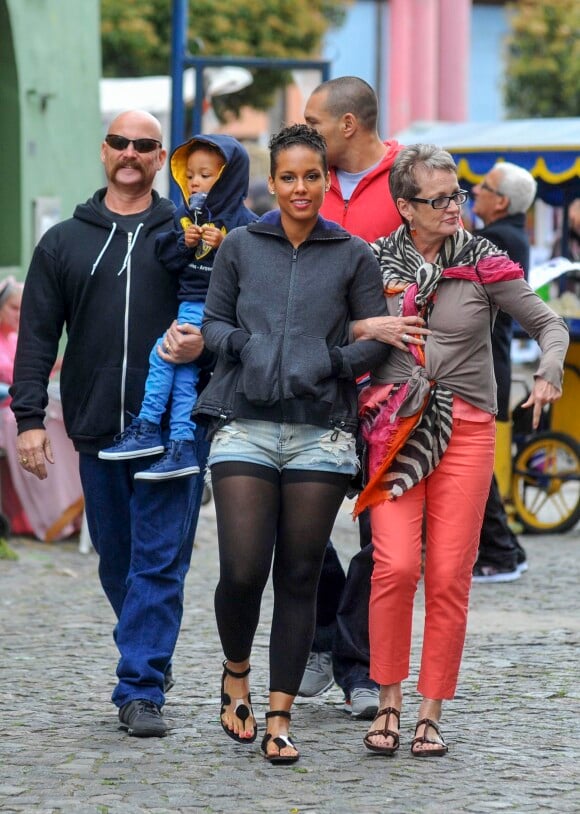 Alicia Keys se promène à Buenos Aires avec son fils Egypt et sa mère Teresa, le 21 septembre 2013.