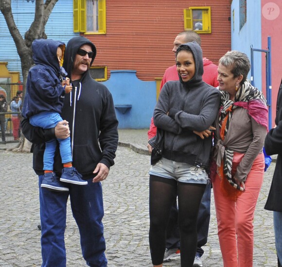 Alicia Keys se balade avec sa mère Teresa et son fils Egypt, dans les rues de Beunos Aires, le 21 septembre 2013.