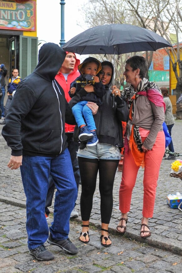 Alicia Keys avec son fils Egypt et sa mère Teresa dans les rues de Buenos Aires, le 21 septembre 2013.