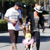 Pink et son mari Carey Hart emmènent leur fille Willow prendre le petit déjeuner chez "Coogies", à Malibu, le 22 septembre 2013.