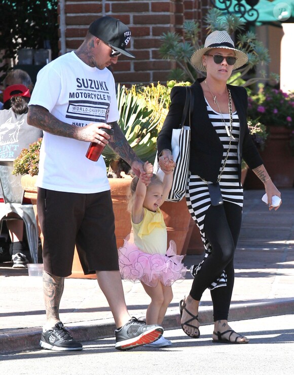Pink et son époux Carey Hart emmènent leur fille Willow prendre le petit déjeuner à "Coogies", à Malibu, le 22 septembre 2013.