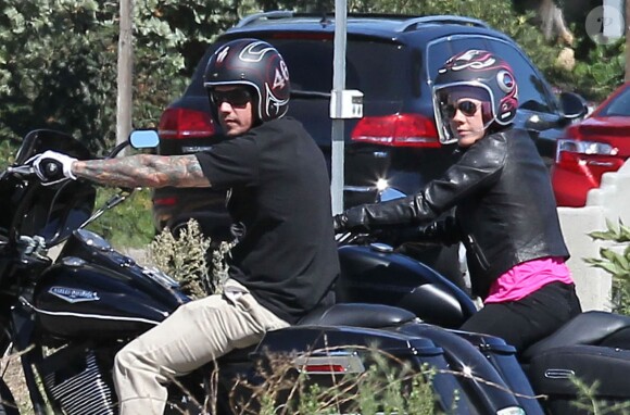 La chanteuse Pink et son mari Carey Hart font une balade à moto dans les rues de Los Angeles, le 22 septembre 2013.