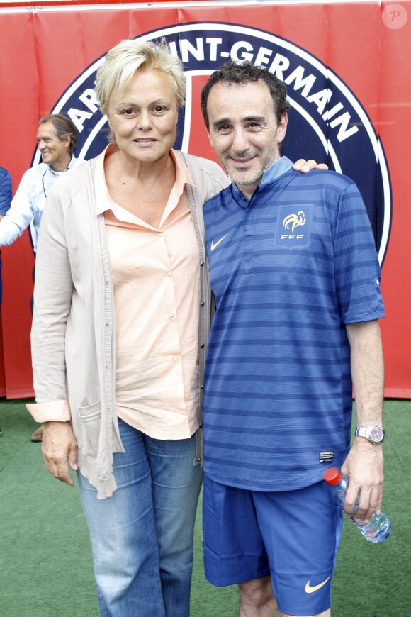 Muriel Robin et Élie Semoun lors d'un match de football joué en l'honneur de l'association Plus fort la vie de Jean-Claude Darmon au Parc des Princes à Paris le 25 juin 2012
