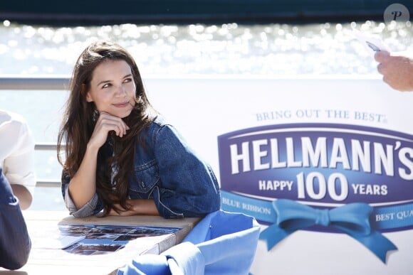 Katie Holmes célèbre les 100 ans de l'incontournable mayonnaise Hellmann's lors d'une journée de charité au profit de la fondation Feeding America à New York City, le 24 septembre 2013.