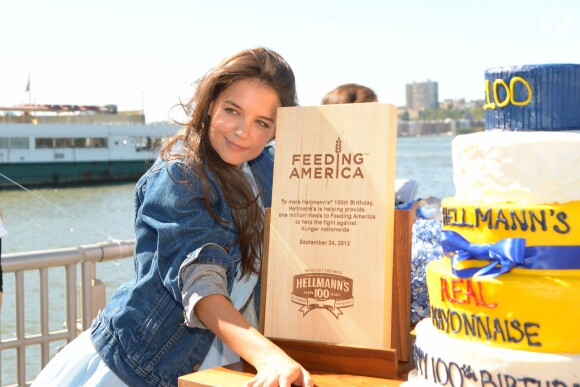 Katie Holmes a marqué le coup des 100 ans de la mayonnaise Hellmann's lors d'une journée de charité au profit de la fondation Feeding America à New York City, le 24 septembre 2013.