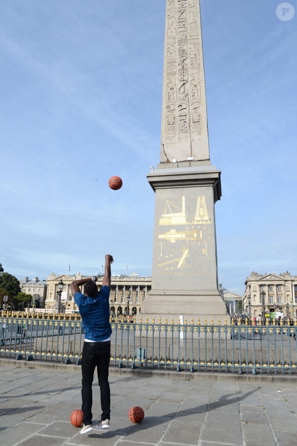 Usain Bolt joue au basket sur la place de la Concorde à Paris, le 21 septembre 2013. Normal.