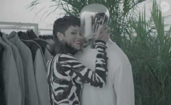 Rihanna, séductrice en robe Tom Ford dans le clip de Fashion Killa du rappeur A$AP Rocky.