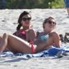Nina Dobrev et Julianne Hough se détendent sur la plage avec des amis a Miami, le 28 avril 2013.mi