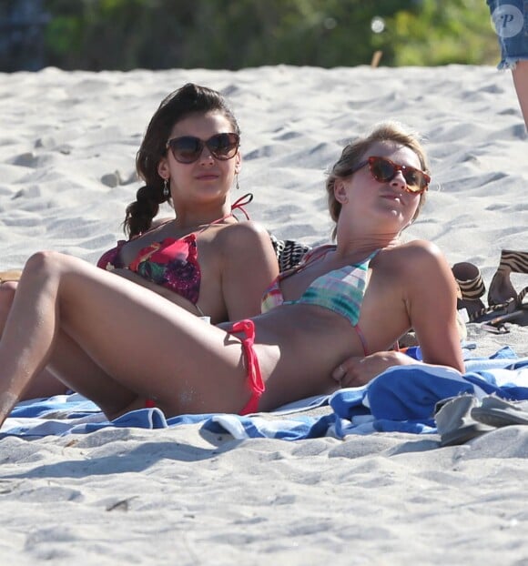 Nina Dobrev et Julianne Hough se détendent sur la plage avec des amis a Miami, le 28 avril 2013.mi