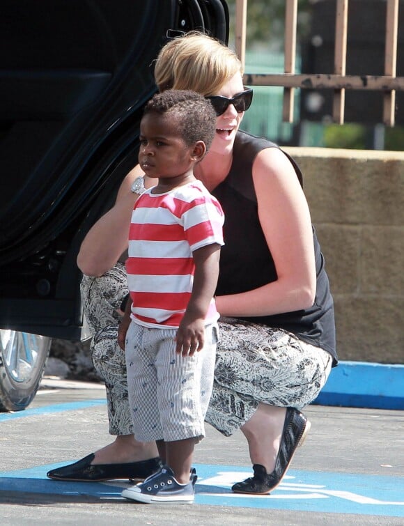 Exclusif - Charlize Theron et son fils Jackson au Coffee Bean à West Hollywood, le 25 septembre 2013.