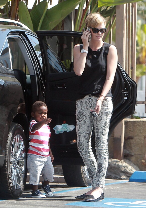 Exclusif - Charlize Theron et son fils Jackson au Coffee Bean à West Hollywood, le 25 septembre 2013.